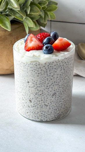 Mallory Brown, Registered Dietitian Nutritionist on Instagram: "Sharing my secrets to making perfectly creamy chia pudding! 🫶🏼This is a base recipe with a vanilla cinnamon flavor so you can easily change up the toppings! The secret is the ratio of ingredients and the way you mix them. 😊 Recipe below ⬇️ or comment RECIPE and I’ll send it to you! https://mallorythedietitian.com/chia-pudding-with-yogurt/ For 2 servings: ~Ingredients~ • 1 c plain Greek yogurt • 1 c almond milk (or milk of choice