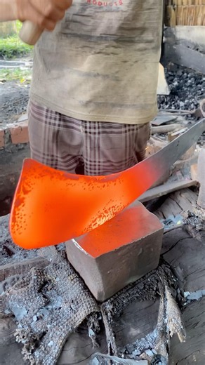 The process of tidying up the sugarcane scythe #medievalblacksmith #welding #wood