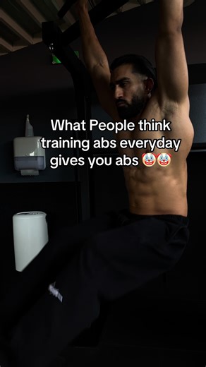 1️⃣ Your abs won’t magically show 2️⃣ Fat loss reveals abs, not ab exercises 3️⃣ Recovery still matters 4️⃣ Train them like any other muscle Full 8 week fat loss system is in my bio 👊