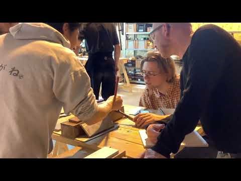 Video for beginners taught by Japanese carpenter.How to sharpen the blade of a chisel.Part2