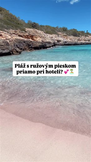 📍Insotel Cala Mandia Resort & SPA 4* na Malorke sa nachádza priamo pri očarujúcej pláži s ružovým pieskom, ktorá je ukrytá v pokojnom zálive obklopenom zelenými borovicami. 🌴💕 Pre koho je hotel vhodný? ✨ 👶🏼 Rodiny s deťmi – krásny záliv s pozvoľným vstupom do mora, detské bazény, aquapark a slovenskí animátori 👩🏽‍❤️‍💋‍👨🏽 Páry – romantické prostredie ukrytého zálivu, zóna len pre dospelých (16 ) a relax v SPA 🏖️ Milovníci krásnych pláží – jedinečný ružovkastý piesok a krištáľovo čisté 