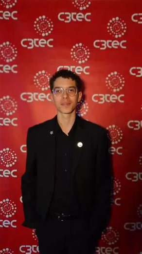 ✨🎤 La voz de quienes inspiran nuestro futuro Durante la Gala C3Tec, nuestros estudiantes compartieron lo que C3Tec significa para ellos y la importancia de contar con un espacio donde la ciencia, la tecnología y la creatividad se viven de forma real y accesible. Sus palabras nos recuerdan por qué seguimos innovando, creando oportunidades y transformando comunidades a través del conocimiento. 💡🔬 Gracias a cada estudiante por ser parte de esta experiencia y por recordarnos que el futuro se cons