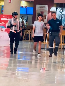 43K views · 725 reactions | #EnRedes 﫣 ¿ Educación en casa o en la calle ? Se viraliza jovencito en redes sociales Un jovencito tiró a propósito su bebida en el piso del centro comercial frente al personal de limpieza, los guardias del mismo lugar fueron por el joven para que limpiara el piso que ensucio. ¿Qué opinas? | Acción Chiapas Noticias | Facebook