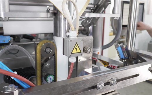 Rovema SBS Twin packs flour and flakes into barrier paper