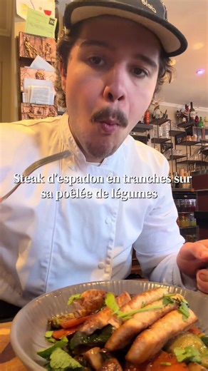 Steak d’espadon en tranches sur sa poêlée de légumes🐟 #cuisine #recette #foodtok #tiktokfood #miam