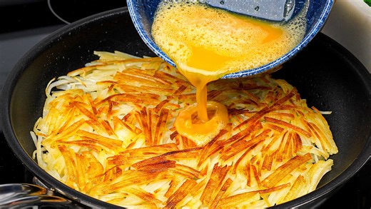 Crispy on the outside and tender inside, this potato pizza is made from simple ingredients, just potatoes, eggs, and cheese. A budget-friendly recipe that’s even better than pizza! | Essen Recipes