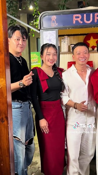 Duy Zuno và Thiêng Ngân chụp ảnh tại Gala Party Rủ Rê