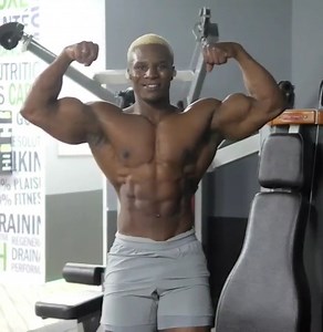 Musclemania® Pro Morgan Nakhisa says, "Try out this superset to optimally target your Biceps Brachii!" "The first exercice you are facing the pulley, the elbows slightly forward of the body. This exercise allows you to directly target the short head. You are in a position which helps to shorten the muscle." "The second exercise, which is the Inclined Cable Curl (inclined because the position is similar to the one you do on an incline bench with dumbbells). This position puts the biceps in a stre