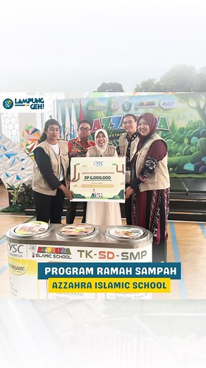 LAMPUNG GEH! | INFO SEPUTAR LAMPUNG on Instagram: "Sekolah Islam Az-Zahra Resmikan Program Ramah Sampah di Sustainable Living Expo nih, Sekelik!🤩 Sekolah Az Zahra Bandar Lampung baru saja resmi meluncurkan Program Sekolah Ramah Sampah di Az Zahra Sustainable Living Expo dengan tema Nurture the Nature! Program ini bekerja sama dengan YSC Indonesia untuk mengajak seluruh warga sekolah lebih peduli dan bijak mengelola sampah. Acara ini juga dimeriahkan oleh penampilan kolaborasi siswa SD & SMP, pa