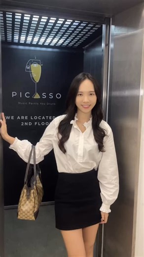 Yeow Wendy | Florist | 2morlab on Instagram: "🌹花艺老板 | 🇲🇾安排高级画廊Picasso Bar✨ 这家画廊酒吧才是我心中的艺术天花板✨ 冲进Picasso Bar就像跳进油画里喝酒！ 满墙艺术感+微醺音乐 跨年不来这里还去哪？🎨 ✨ Picasso Bar • Sri Petaling 📍 地址：No 1-2, Jln Radin Bagus 5（Sri Petaling区） ⏰ 今晚开到凌晨2点半！周二别跑空 🎵 每晚现场音乐｜ 特调颜值爆表｜艺术装置随便拍都出片 🥂 跨年夜正在策划中…据说有惊喜派对！ 我这个天天摆弄花的人都被惊艳到 如果你也爱美、爱酒、爱氛围 直接冲，不后悔！ 📸 拍照攻略：穿黑色或白色，秒变画中人 👇 想去先收藏，约姐妹, 男友都很可！ #Picassobar #picassobarsripetaling #sripetaling #sripetalingbar #klbar kl美食 klbar推荐 马来西亚bar 吉隆坡bar 圣诞节去哪里 跨年去哪里 吉隆坡跨年 kl跨年 马来西亚跨年