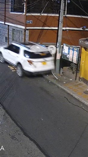 Pasa En Bogotá | Juan Bacca🐮 on Instagram: "#bogotá #reporteciudadano Nos envían; "El pasado 31ENE, siendo aproximadamente las 04:50h, se reporta por parte de la comunidad un fuerte accidente de tránsito ocurrido en el barrio San Francisco Suba, en el cual se ve involucrada una camioneta Ford Explorer color blanco, de presunta Placa JHR-873. Cuyo conductor estaría en presuntamente estado de alicoramiento e intento fugarse en varias ocasiones. Según versiones de vecinos de la zona en el lugar de