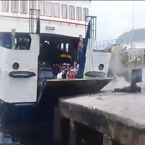 Bad weather - Ferry has trouble docking at the pier | Discover World