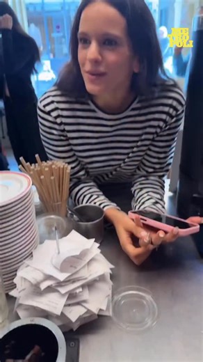 Metrópoli on Instagram: "Objetivo cumplido, 371 días después, Rosalia ha estado en Cortado Esta cafetería española, situada en París, es uno de los referentes de la ciudad. Poco después de abrir, sus dueños se marcaron un objetivo: que Rosalía visitara Cortado. Ahora, su camiseta será uno de sus tesoros mejor guardados. Los mismos dueños tienen otro local en París llamado Cantina en el que se pueden degustar gildas, tortilla de patatas, tosta de tomate o cruasán de jamón ibérico y queso mancheg