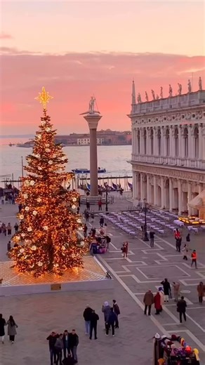 Christmas in Venice feels like a dream on water. ✨ Lights reflecting...