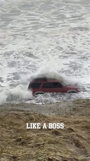 4runnermafia®️ on Instagram: "@roversofnantucket Never give up 😳. Wild. #4runner #toyota #4runnermafia #toyotausa #allprooffroad"