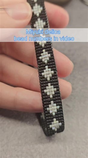 Bead Loom Bracelet – Watch Me Weave One Row | Miyuki Delica Pattern #beading #kobzarbeads #pattern #miyuki #loom