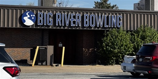1 injured in shooting outside bowling alley