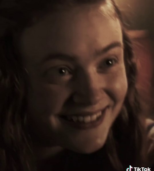 Max besando a Eleven en la luz de la luna 😁