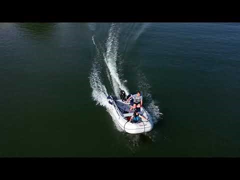 HonWave T35, Erste Testfahrt mit dem neuen Schlauchboot. Bootfahren mit 20 PS Suzuki Außenboarder.