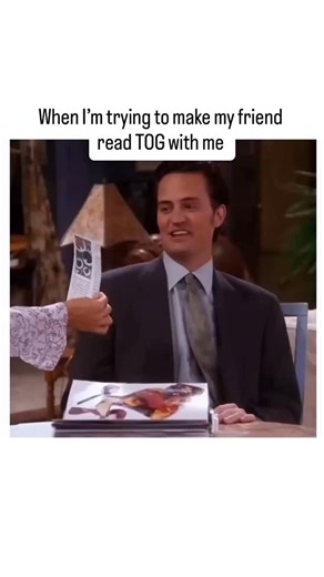 Delusional Dragons | Bookish Memes on Instagram: "✨ 📚 ✨ . . . 日本利用压电瓷砖将脚步转化为电能。这些瓷砖捕捉来自你脚步的动能。当你行走时，你的重量和动作会对瓷砖产生压力。瓷砖会轻微弯曲，从而产生机械应力。瓷砖内部的压电材料将这种应力转化为电能。每一步都会产生少量电荷，而数百万步结合在一起就能产生足够的电力来驱动 LED 灯、数字显示屏和传感器。在像涩谷车站这样繁忙的地方，每天大约有 240 万个脚步为这一系统作出贡献。这些电能可以被储存或立即使用，从而减少对传统电力来源的依赖，并支持可持续的城市基础设施。这种方法将日常运动转化为实用的可再生能源 #日本 #知识 #事实"