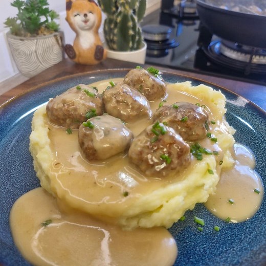 BOULETTES SUÉDOISES COMME CHEZ IKEA Tu rêves de retrouver le goût des fameuses boulettes IKEA ? Voici la recette maison facile et ultra gourmande ! Ingrédients pour ~20 boulettes : 🥩 300g de bœuf haché 🌭 200g de chair à saucisse 🧅 1 oignon ciselé 🥚 1 œuf 🥄 1 càs de maïzena 🌶️ 1 càc de paprika 🧂 1/2 càc de muscade 🥄 1 càc de moutarde 🧂 Sel, poivre 🌿 Persil plat Pour la sauce onctueuse : 🧈 30g de beurre 🌾 40g de farine 🍲 75cl de bouillon de bœuf 🥄 2 càs de crème fraîche épaisse Résul
