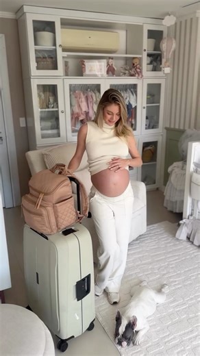 Bruna Suarez Contreras on Instagram: "La famosa maleta para la clínica… ¿qué llevar y qué no olvidar? Aquí tienes un listado organizado con lo esencial para llevar a la clínica en un parto natural. ⸻ Kit de cuidados para mamá y bebé • Extractor de leche Mom Cozzy • Crema para pechos • Copa de plata • Shampoo para el primer baño • Almohadón de lactancia • Toallas sanitarias postparto • Parche (en caso de cesárea) • Lima de uñas para bebé • Faja y pañitos íntimos • Protectores de lactancia ⸻ Bebé 