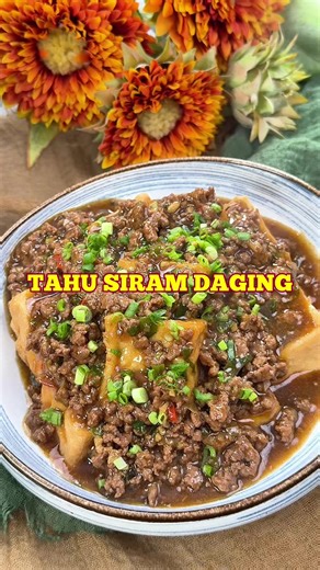 TAHU SIRAM DAGING🤤 Kadang suka mikir menu resto begini kok di jual mahal sekali, udah deh bikin aja sendiri puas banget!! 🔽RESEP🔽 TAHU SIRAM DAGING BAHAN: 10 buah tahu goreng BAHAN TUMIS: 5 butir bawang putih 4 butir bawang merah 2 batang daun bawang 200 gr daging sapi giling 250 ml air 1 ½ sdm kecap manis 1 sdm saus tiram 1 sdm kecap asin 1 sdm minyak wijen ½ sdt kaldu sapi bubuk 1 sdt mecin ½ sdt lada 1 sdm maizena (larutkan dengan air)
