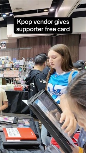 KPOP Vendor Gives Supporter a Free Card! #Kpop #cardshow #vendor