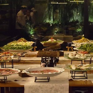 Feel the true spirit of Christmas at #thepeninsularestaurant. Enjoy this Thursday night a great indoor experience: Live cooking stations, Mussels, Salmon fish fillet, Pasta/Risotto, Carpaccio, Grilled beef, Open bar & live entertainment. | The Peninsula - Restaurant & Gardens