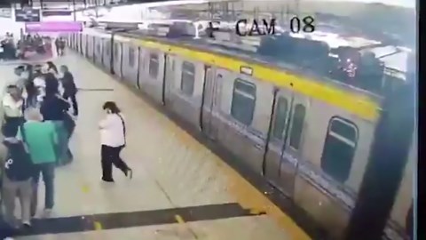 Lightning strike on train causes disruptions in Manila