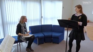Watch how singing teacher Lucy Mair uses the vocal exercise ‘The Swingin’ Band’ to help Grade 3 singer Anna develop her confidence singing with a swing feel and her technique for maintaining tempo. Are there any ideas you could try with your students? Find all our new Exploring #vocalexercises videos at: https://bit.ly/2Ikcf9E #singinglessons #singingexams #teachingsinging | Trinity College London