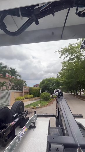 it fell at first but i hooked quick again and then it was gone 🪝🪝👋🏻👋🏻 #nothingpersonal #miamirepo #towtruck #towtruck #gettowalkin #tiktoktow #repo #fypage #fypシ゚viral #sorrynotsorry #timetocollect #parati #blowthisup