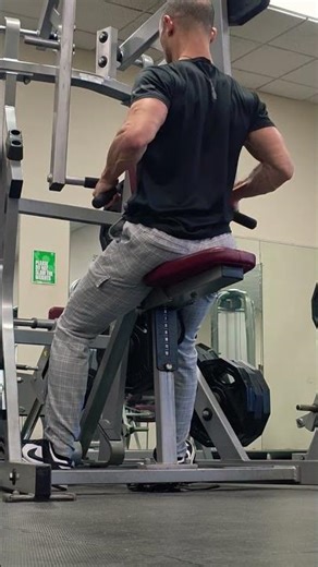 Seated Back Row Machine warm up 70 pounds #gym #gymmotivation #gymrat