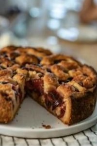 Fix gezauberter Pflaumenkuchen 🍰 Ihr glaubt nicht, wie unglaublich lecker dieser schnell gemachte Pflaumenkuchen ist! Und das Beste daran? In nur wenigen Minuten ist er im Ofen – und er lässt sich super einfach variieren. Nehmt einfach das Obst, auf das ihr gerade Lust habt. 🚀 Zutaten für den Rührteig: 170 g weiche Butter 3 Eier (Zimmertemperatur) 1 EL Vanillezucker 150 g Zucker 170 g Naturjoghurt (Zimmertemperatur) 280 g Mehl 10 g Backpulver Zubereitung: Alle Zutaten zu einem lockeren Rührtei