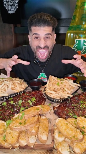 I SUPERSIZED this Sports Bar’s Rib Challenge // The Kingslander