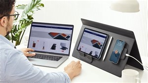 テレワークの効率化に。磁力でスマホやタブレットなどのガジェットを立てかけられるMOFTのデスクマット