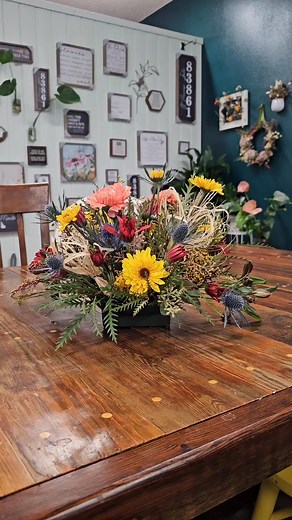 When in doubt, bring flowers! 💐 Centerpieces are perfect for: Friendsgiving Sunday Brunch Family dinner Housewarming Holiday gatherings ✨️ | St Maries Floral & Gift