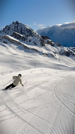 Switch skiing in the Swiss Alps Switch skiing on perfect corduroy in the Swiss Alps 🇨🇭⛷️ Skiing backwards takes more control than it looks. #skiing #switchskiing #zermatt #ski