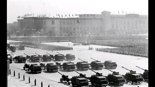 解放军装备过的前苏联ATS-712型履带式中型炮兵牵引车，1956年引进，在1956-1959年国庆阅兵式中频频出现，后来被国产的60/60-1式取代。