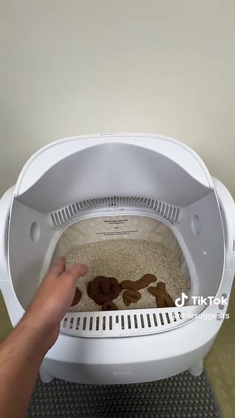 Safe, clean, and cheap what more could you ask for in an automatic litter box for your little furry friend 🐱🐈🐈‍⬛ #kittycatsoftiktok #funnycat #cathack #automaticlitterbox #TikTokShopBlackFriday
