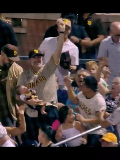 Fan makes catch while holding a BABY!!!! 😮 #mlb #baseball