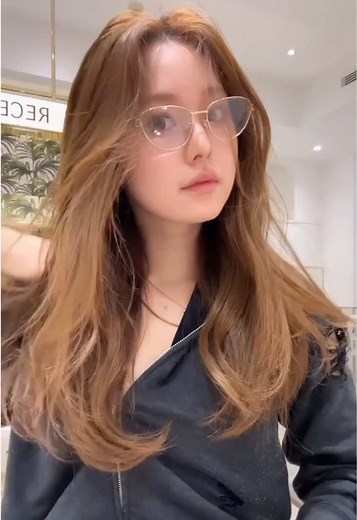 前髪なしの韓国風ロングヘアアレンジ