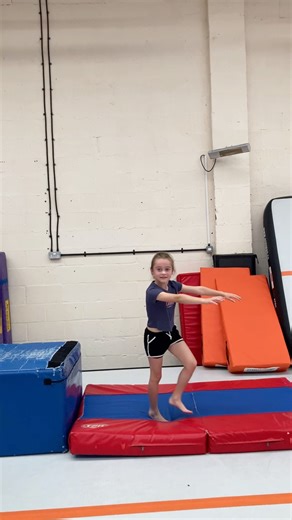 "𝓢𝓾𝓻𝓻𝓸𝓾𝓷𝓭 𝔂𝓸𝓾𝓻𝓼𝓮𝓵𝓯 𝔀𝓲𝓽𝓱 𝓮𝓷𝓮𝓻𝓰𝔂 𝓽𝓱𝓪𝓽 𝓶𝓪𝓽𝓬𝓱𝓮𝓼 𝔂𝓸𝓾𝓻 𝓪𝓶𝓫𝓲𝓽𝓲𝓸𝓷" 🥰 Our gymnasts have been getting to grips with headsprings - an exciting step in their forward tumbling journey 😎💪 Building confidence, perfecting technique & somehow making it look super easy! We’re so proud of their focus and fire 🤸‍♀️ #Headsprings #ForwardTumbling #GymnastEnergy #StrongAndConfident #GymnasticsJourney #TeamEAG 🧡💙 | EA Gymnastics