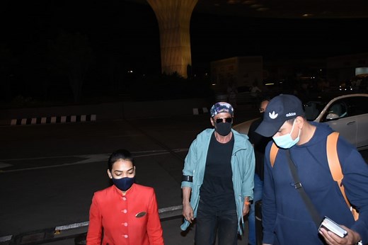 Shah Rukh Khan was photographed by the paparazzi at the Mumbai airport. For his flight, the actor chose a blue jacket paired with a black shirt. | NDTV