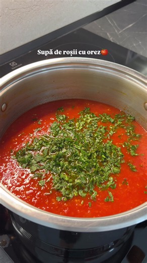 O supă de vară delicioasă, pregătită cu roșii românești pline de gust, orez, leuștean și pătrunjel proaspăt. 🍅 Simplă, autentică și atât de gustoasă încât îți mai pui o porție! 🤤 #supaderosii #mancareromaneasca #retetatraditionala #gustautentic #rosiiromanesti 🍅🥣