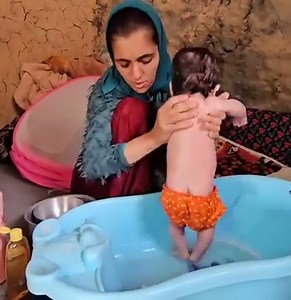 7.2M views · 10K reactions | Documentary on the life of a lonely nomadic woman and bathing the baby | Pizzaria nomadic | Facebook