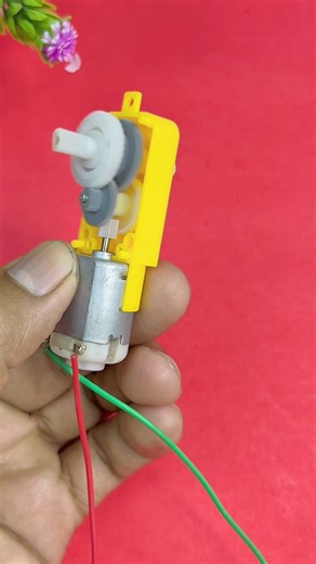 162K views · 1.5K reactions | Step-by-Step 5v Gear Motor Assembly Tutorial | DIY Electronics #shorts #motor #tech #reelsvideo #scienceproject #technology #trendingreels #trend #MotorExperiment #ElectricMotor #gear #gearmotor #DCmotors #DCMotor #trending | Creative SM | Facebook