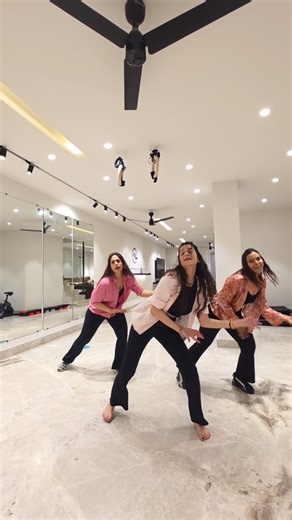 Studio Raas on Instagram: "Key Sara Sara 💃 . Choreography: @studioraasbyroshni . [Dance class, fitness, bollywood, workout, choreography, delhi]"