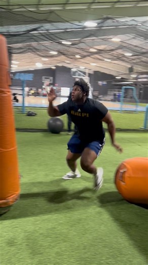 Coach L on Instagram: "Defensive lineman working on footwork & hips while using violent hands to finish #StepByStep #DLdrills #PassRush #Defensiveline #PassRushDrills"