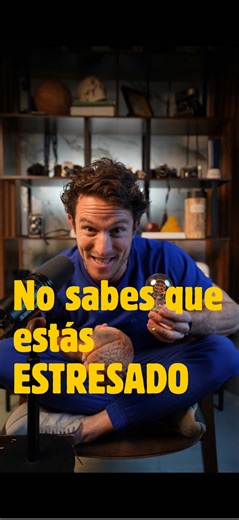 La mayoría de las personas no vive “estresada”… vive adaptada al estrés. En neurociencia esto se llama alostasis: el cerebro se acostumbra a tener el sistema de alarma encendido tanto tiempo que deja de identificarlo como estrés. No porque sea sano, sino porque así puede seguir funcionando. El problema es que ese modo supervivencia, sostenido en el tiempo, desgasta al cuerpo, acelera el envejecimiento cerebral y apaga funciones clave como la digestión, el sueño profundo, la creatividad y la moti